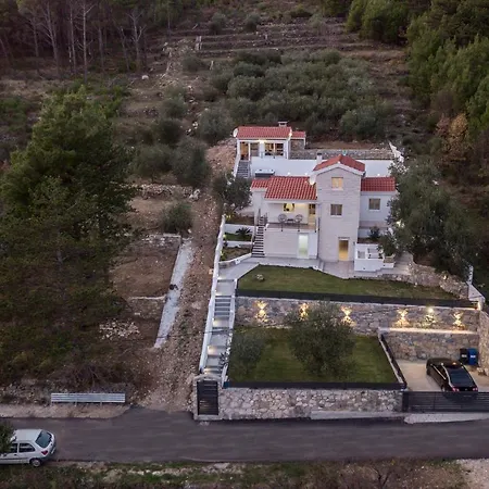 Carica Omis Holiday home *