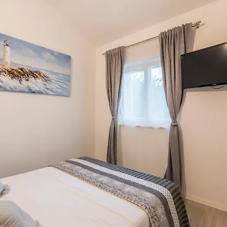 Carica Omis Holiday home Tugare