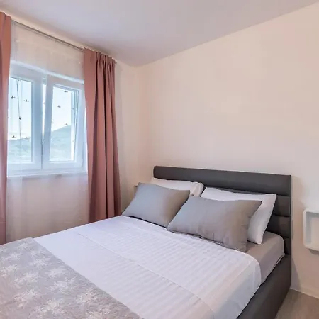 Holiday home Carica Omis
